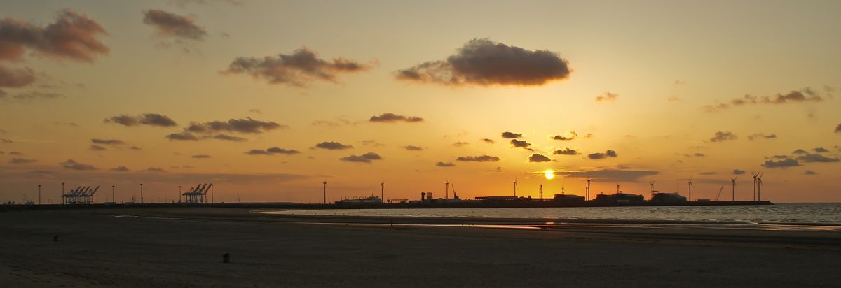 Zonsondergang boven de haven van Zeebrugge