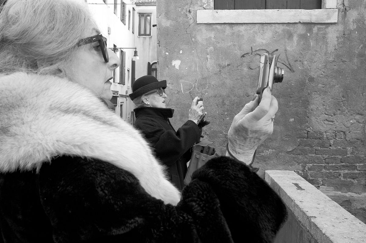 Women shooting in Venezia