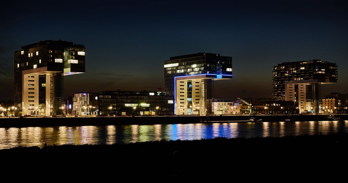 Abends durch die Beleuchtung und Reflektionen sehr Interessant. Und auch die Silhouetten am Ufer.