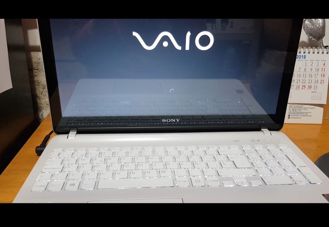 Siempre está así, solo cambia la iluminación del teclado y aparece y desaparece Vaio