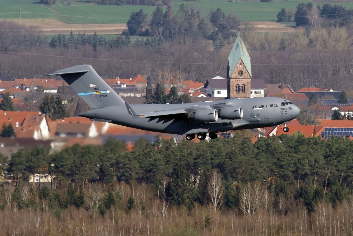 Die 07-7169 C-17A "Globemaster III",  von der 3rd  AS, beheimatet auf der Dover AFB, in Anflug auf der Ramstein Air Base