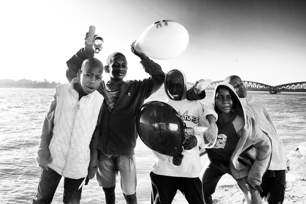 Niños jugando en el puerto de Saint Louis, Senegal.